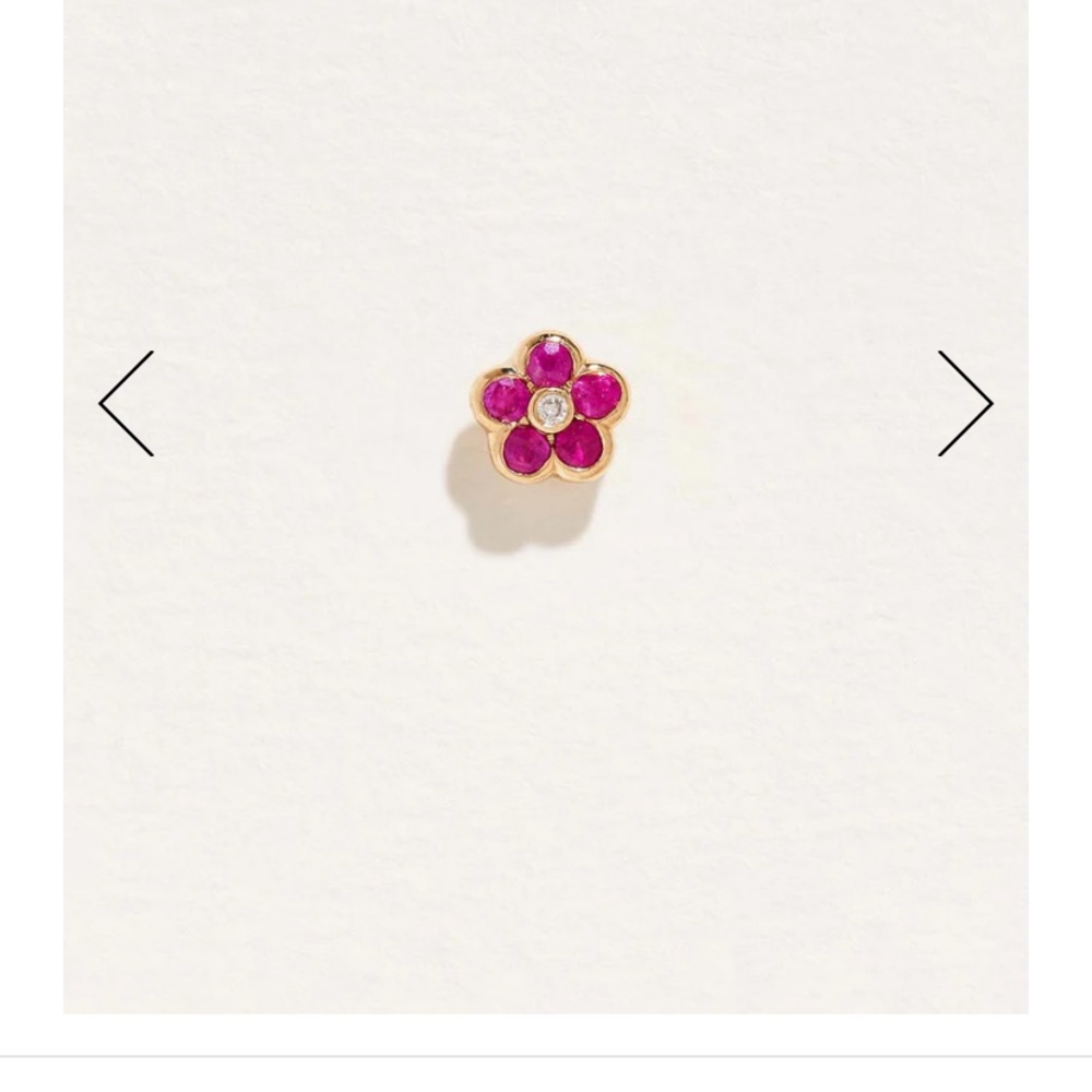 ISOOO!! Pamela love flower stud earrings!!